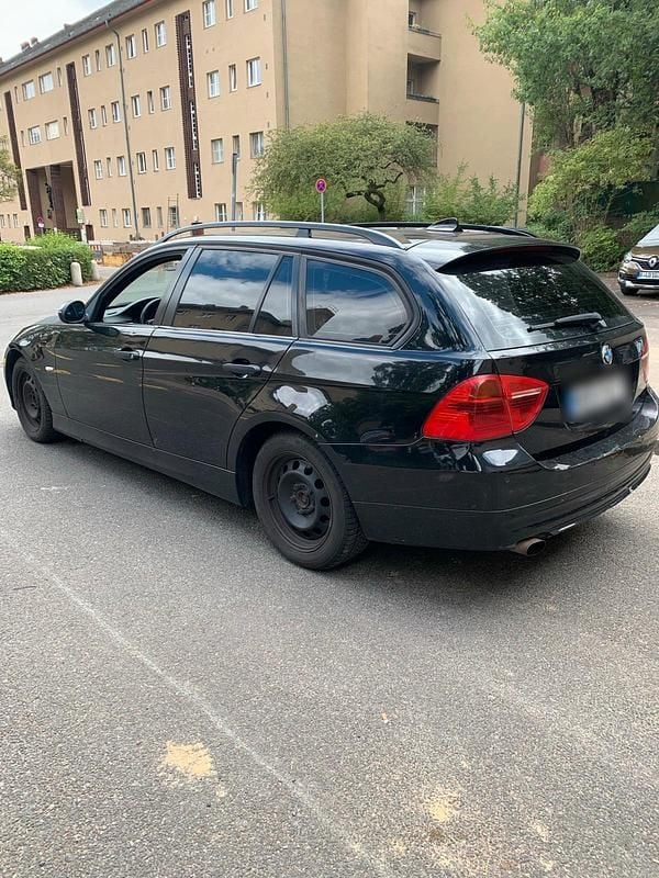 Schwarz Gebraucht 2005 BMW 320 Kombi | 950 € (Guter Preis) - Bild 1/4