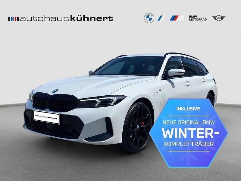 Alpinweiss iii Neu 2025 BMW 330e M Sport Kombi | 68.390 € - Bild 1/4