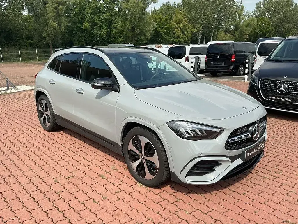 Gebraucht Mercedes GLA200 AMG line 163 PS (119 kW) 2026 Manufaktur lack manufaktur alpingrau uni SUV