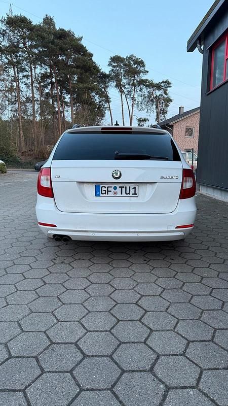 Gebraucht Skoda Superb 140 PS (102 kW) 2013 Weiß Kombi