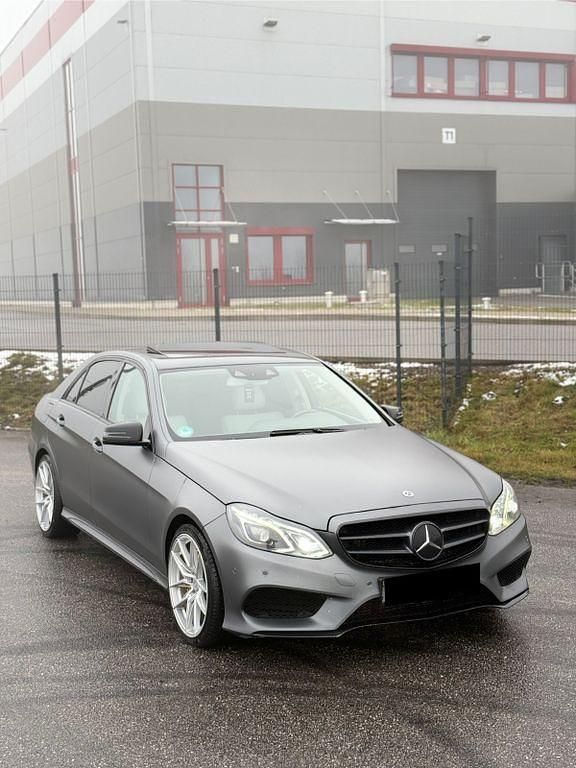 Grau Gebraucht 2013 Mercedes E350 AMG Limousine | 10.800 € (Fairer Preis) - Bild 1/4