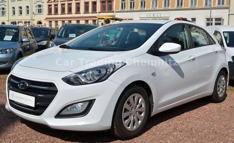 Weiß Gebraucht 2016 Hyundai i30 Classic Limousine | 7.999 € (Guter Preis) - Bild 1/4