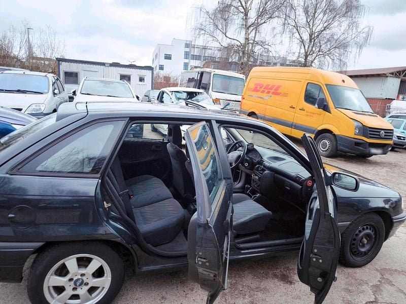 Gebraucht Opel Astra 75 PS (55 kW) 1997 Schwarz Limousine