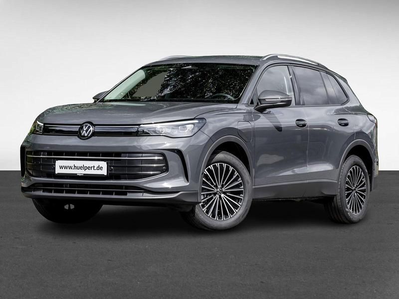 Delfingrau metallic Neu 2025 VW Tiguan Life SUV | 43.401 € (Superpreis) - Bild 1/3