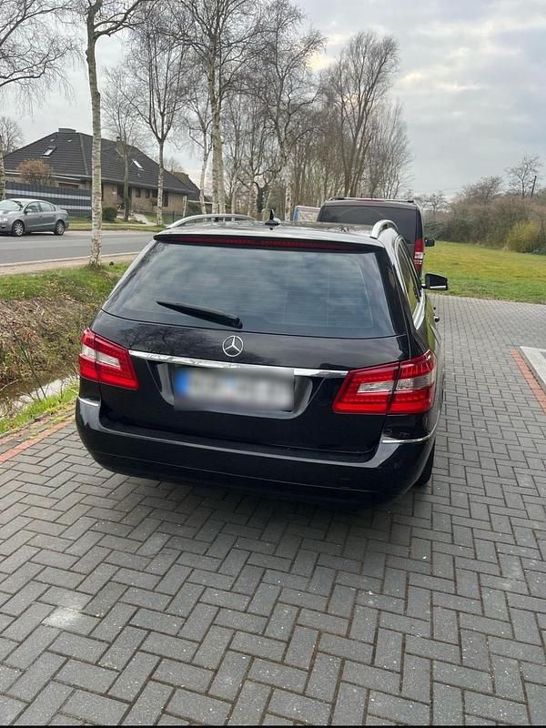 Gebraucht Mercedes E220 170 PS (125 kW) 2011 Schwarz Kombi