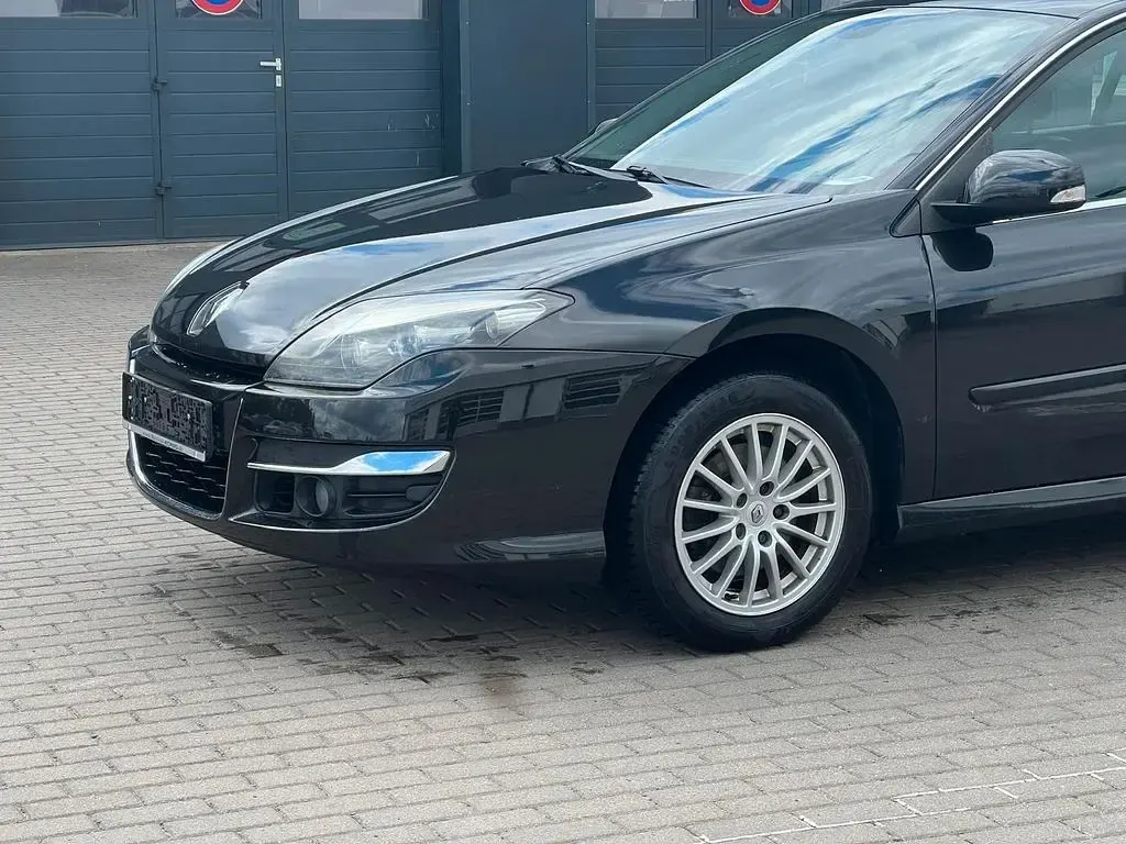 Gebraucht Renault Laguna III Dynamique 140 PS (102 kW) 2011 Schwarz Limousine