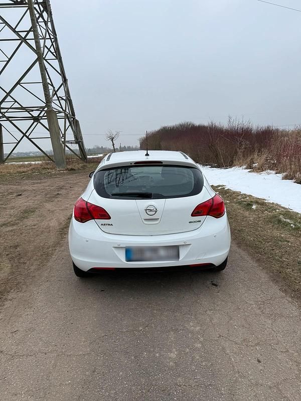 Gebraucht Opel Astra 87 PS (63 kW) 2011 Weiß Limousine