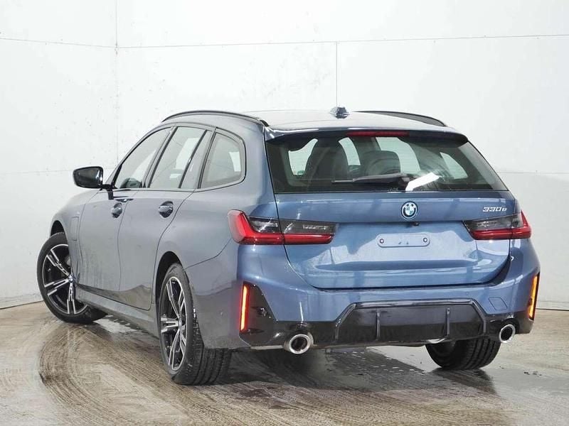 Gebraucht BMW 330e M Sport 292 PS (214 kW) 2025 Arctic race blue Kombi