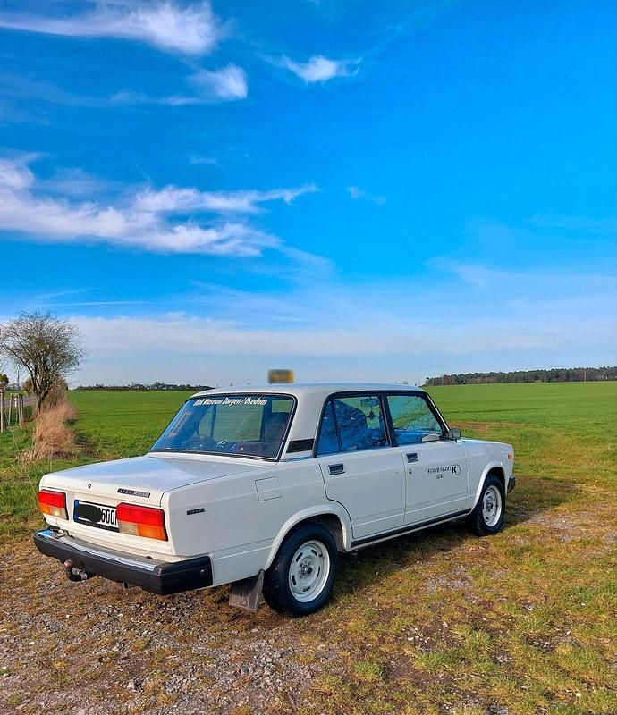 Second-hand Lada 2107 75 CP (55 kW) 1990 Alb Berlinǎ