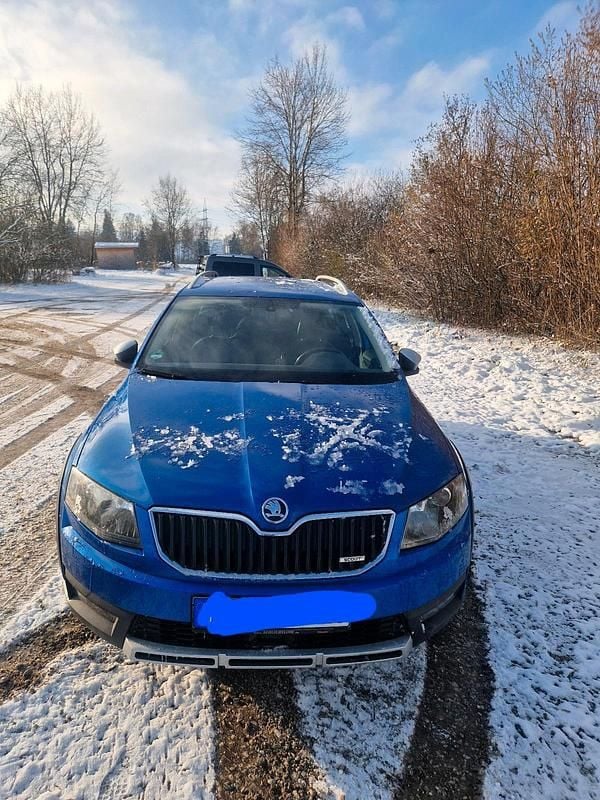 Blau Gebraucht 2015 Skoda Octavia Scout Kombi | 12.000 € (Fairer Preis) - Bild 1/4
