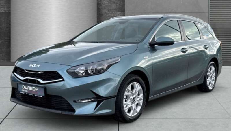 Grau ((usg) yucca stahlgrau met.) Gebraucht 2024 Kia Ceed Sportswagon Comfort Kombi | 22.990 € (Fairer Preis) - Bild 1/4