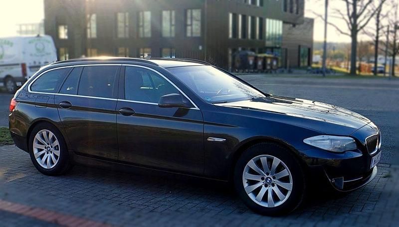 Schwarz Gebraucht 2011 BMW 520 Kombi | 7.600 € (Superpreis) - Bild 1/4