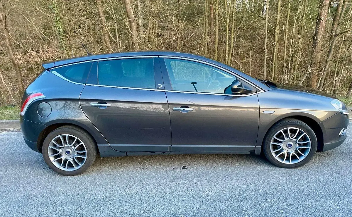 Usata Lancia Delta 120 CV (88 kW) 2012 Grigio Utilitaria