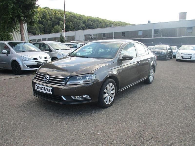 Schwarz Gebraucht 2013 VW Passat Trendline Limousine | 4.990 € (Guter Preis) - Bild 1/4