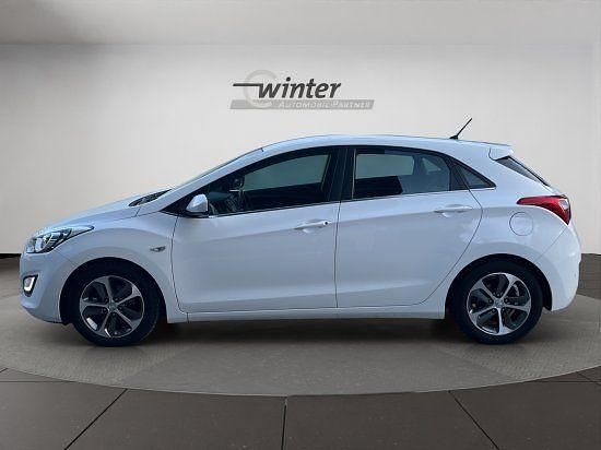 Gebraucht Hyundai i30 Trend 101 PS (74 kW) 2016 Weiß Limousine