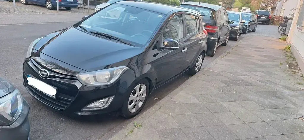 Gebraucht Hyundai i20 75 PS (55 kW) 2013 Schwarz Kleinwagen