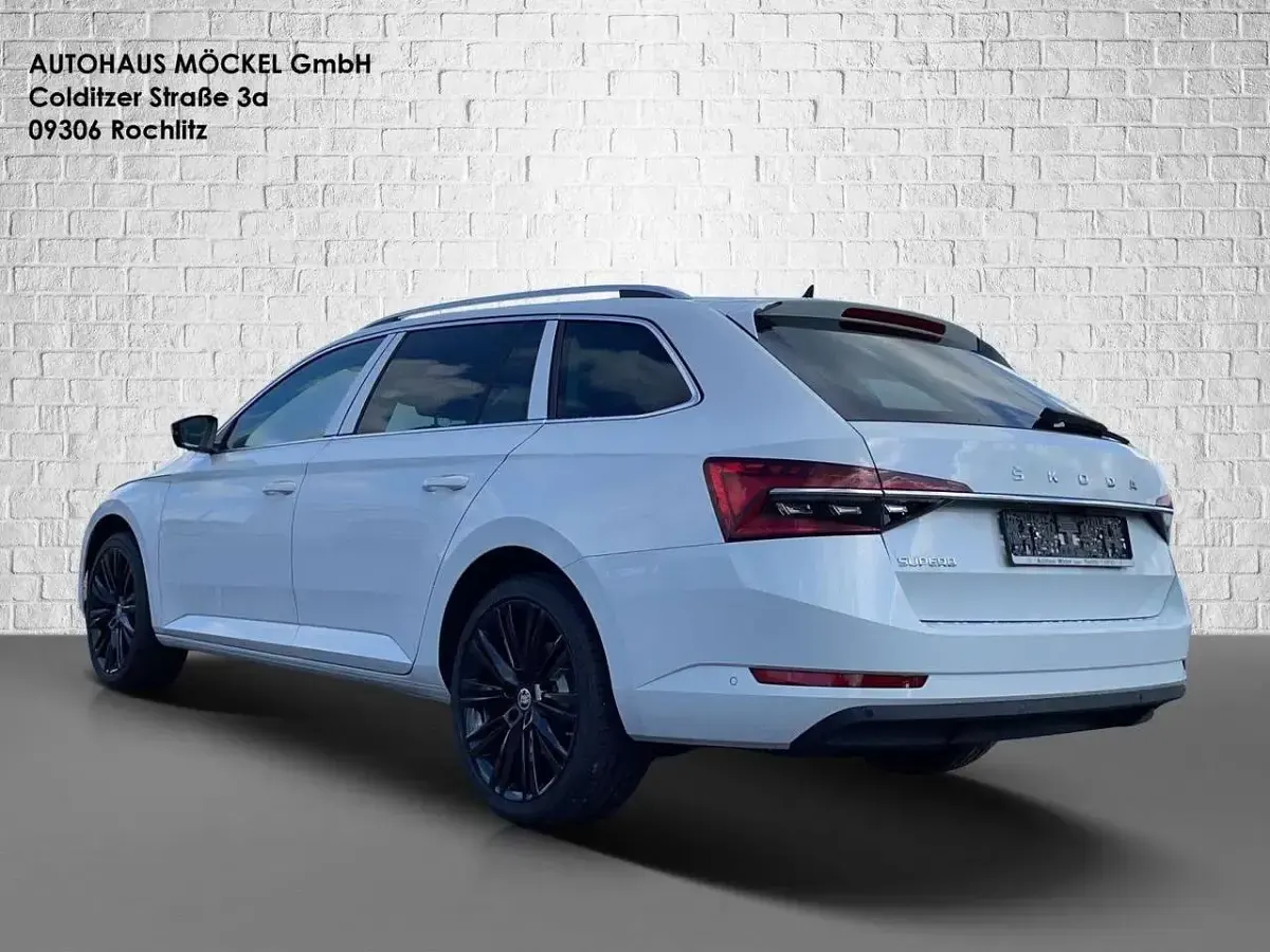 Gebraucht Skoda Superb Style 150 PS (110 kW) 2024 Moonweiß perleffekt Kombi