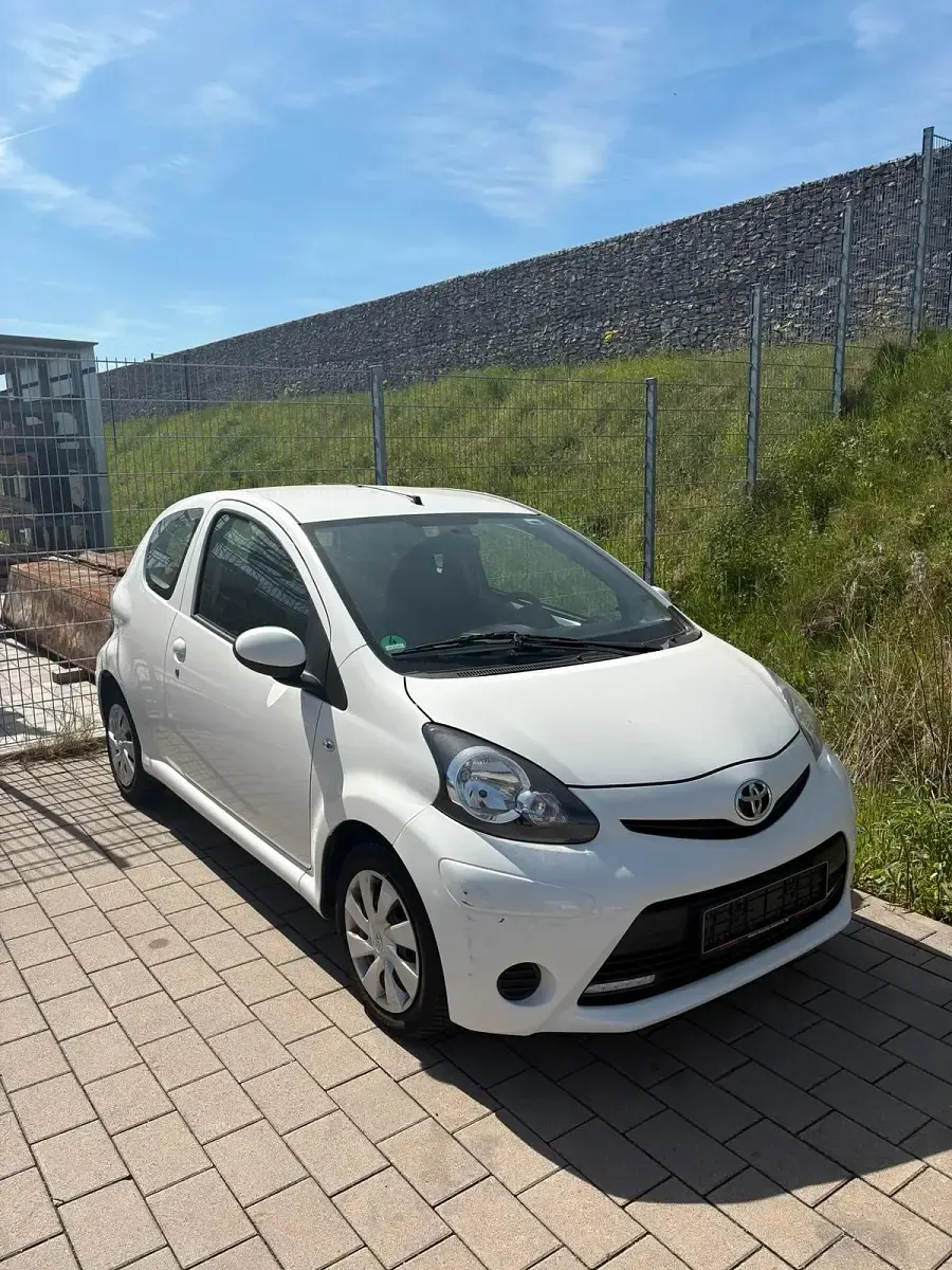 Gebraucht Toyota Aygo 68 PS (50 kW) 2013 Weiß Kleinwagen