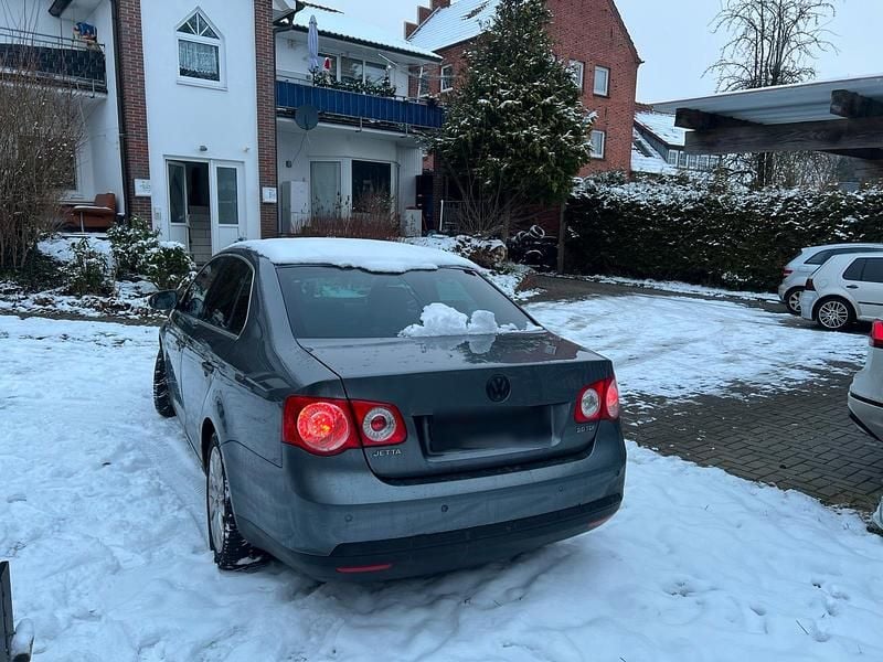 Grau Gebraucht 2006 VW Jetta Kleinwagen | 1.600 € - Bild 1/4