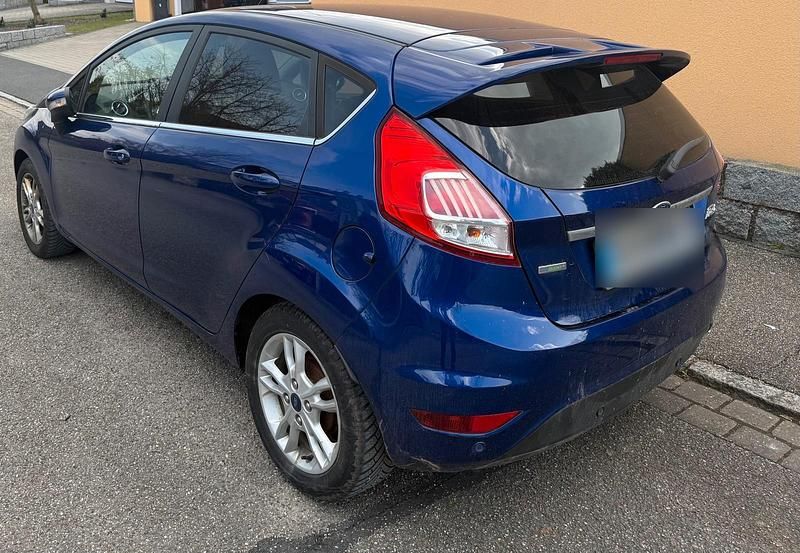 Gebraucht Ford Fiesta Titanium 125 PS (91 kW) 2015 Blau Kleinwagen