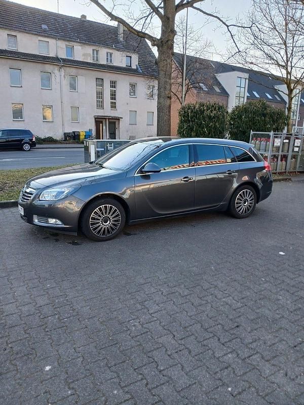 Grau Gebraucht 2010 Opel Insignia Design Edition Kombi | 5.300 € (Teuer) - Bild 1/4