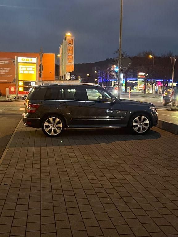 Grau Gebraucht 2008 Mercedes GLK350 SUV | 15.500 € (Teuer) - Bild 1/4