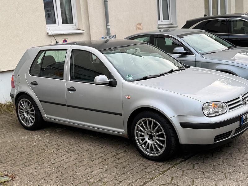 Silber Gebraucht 2002 VW Golf IV Kleinwagen | 900 € (Fairer Preis) - Bild 1/4