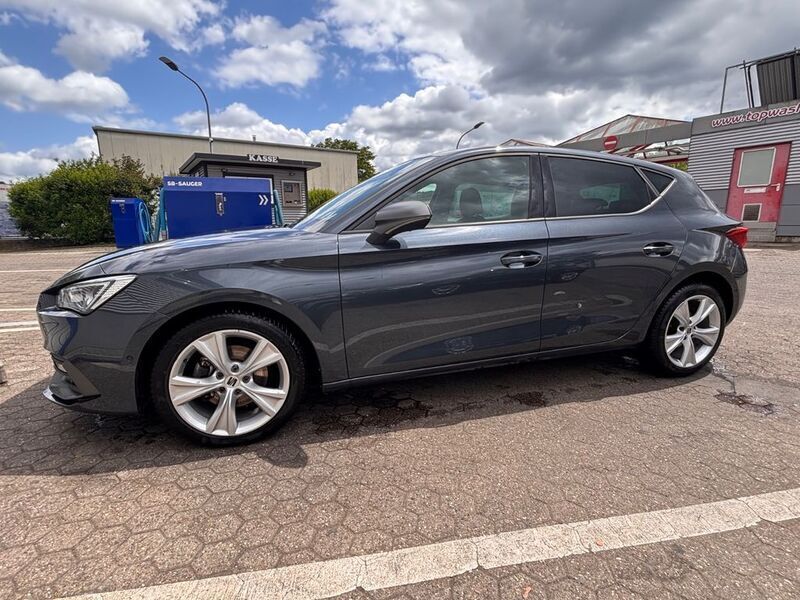 Grau Gebraucht 2020 Seat Leon FR Limousine | 17.800 € (Superpreis) - Bild 1/4