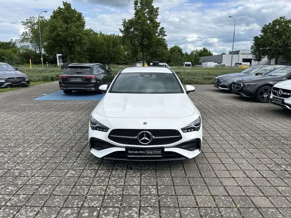 Gebraucht Mercedes CLA200 AMG 163 PS (119 kW) 2025 Unilack polarweiß Kombi