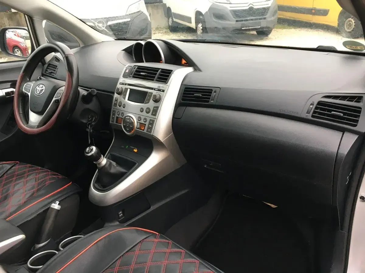 Gebraucht Toyota Verso Edition 147 PS (108 kW) 2011 Silber Van / Kleinbus