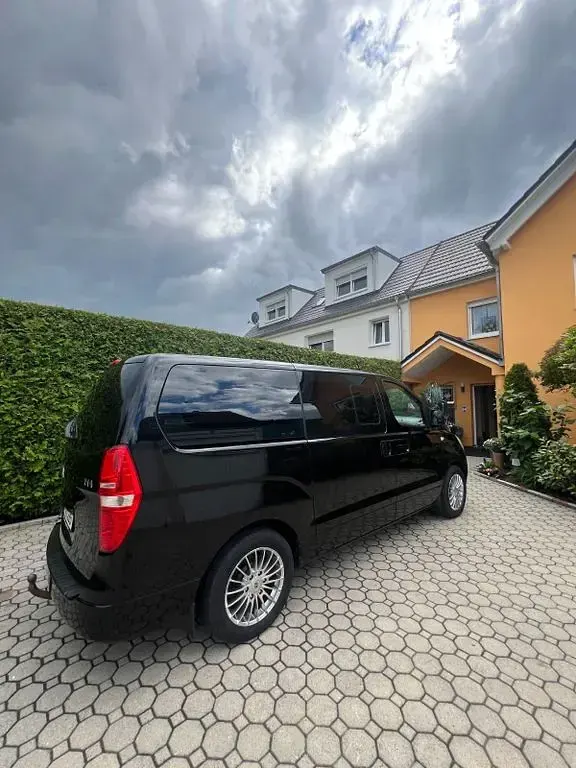 Gebraucht Hyundai H-1 170 PS (125 kW) 2011 Schwarz Van / Kleinbus