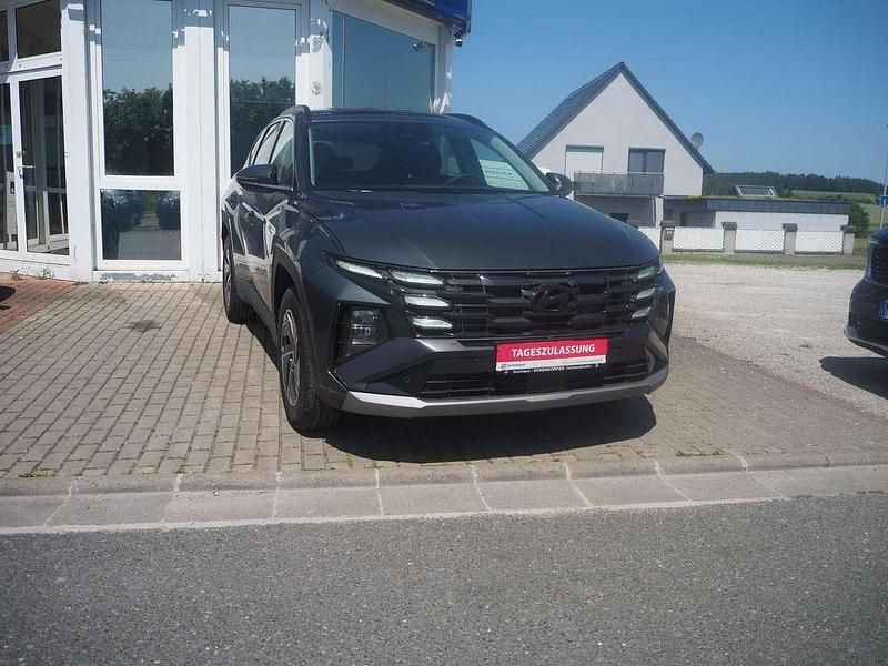 Cypress green Neu 2025 Hyundai Tucson Essential SUV | 30.989 € (Superpreis) - Bild 1/4