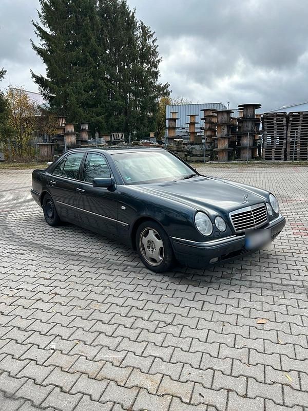 Second-hand Mercedes E320 220 CP (161 kW) 1996 Berlinǎ