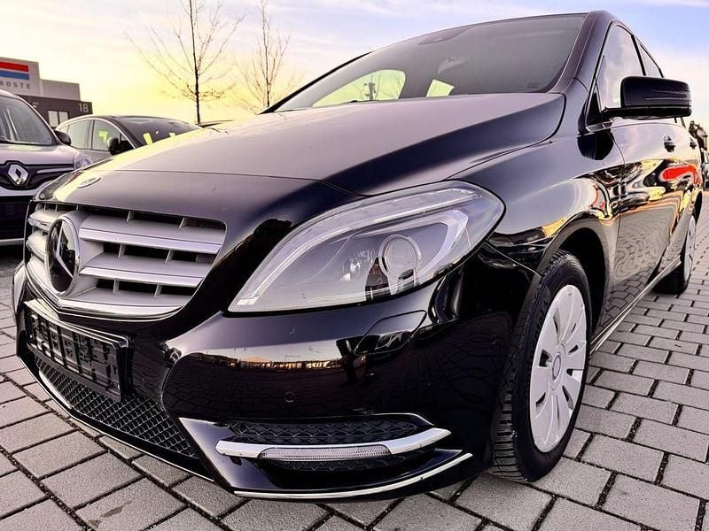 Schwarz Gebraucht 2012 Mercedes B200 Van / Kleinbus | 8.999 € (Guter Preis) - Bild 1/4