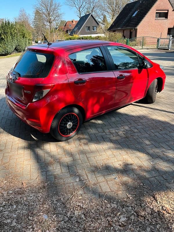 Gebraucht Toyota Yaris 70 PS (51 kW) 2012 Rot Kleinwagen