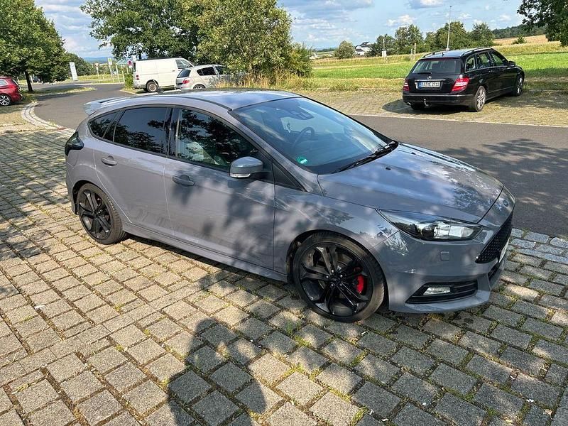 Grau Gebraucht 2017 Ford Focus Sport Limousine | 15.100 € (Fairer Preis) - Bild 1/4