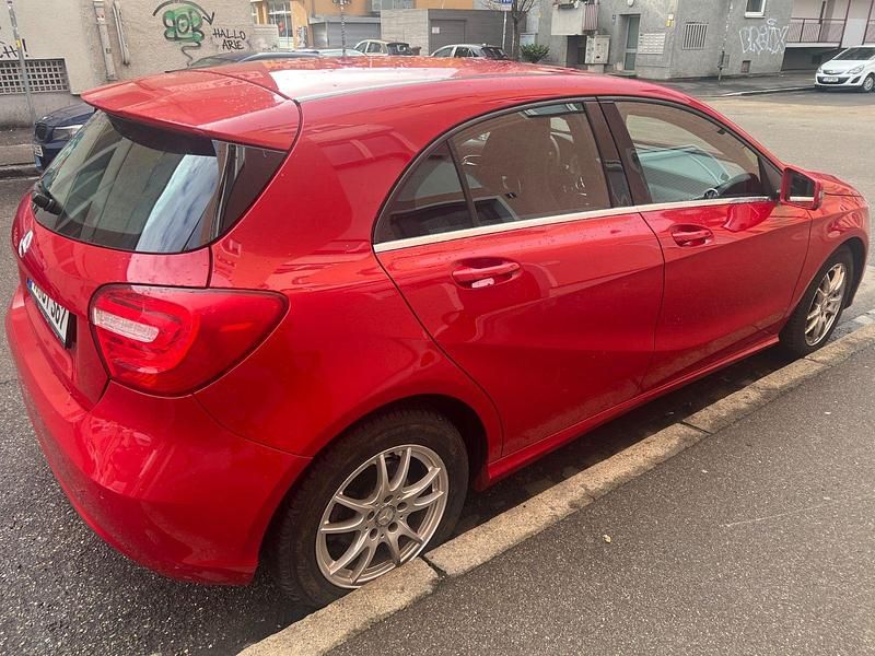 Gebraucht Mercedes A200 136 PS (100 kW) 2013 Rot Kleinwagen