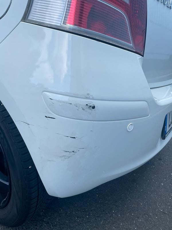 Weiß Gebraucht 2010 Toyota Yaris Limousine | 2.700 € (Fairer Preis) - Bild 1/4