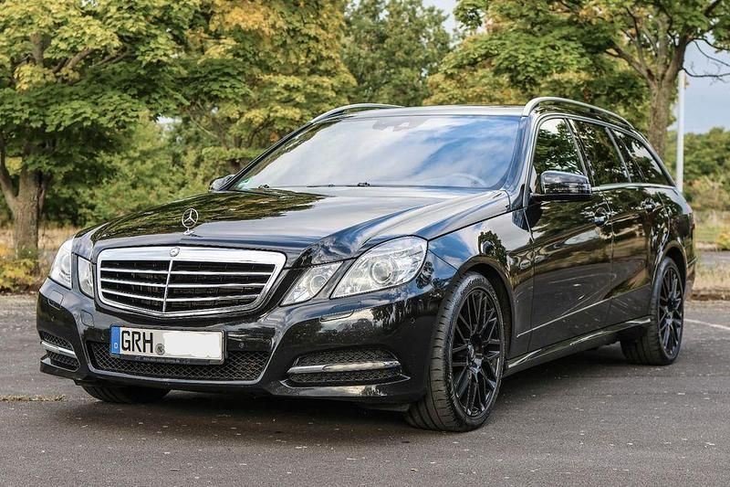 Schwarz Gebraucht 2010 Mercedes E300 Avantgarde Kombi | 13.000 € - Bild 1/4