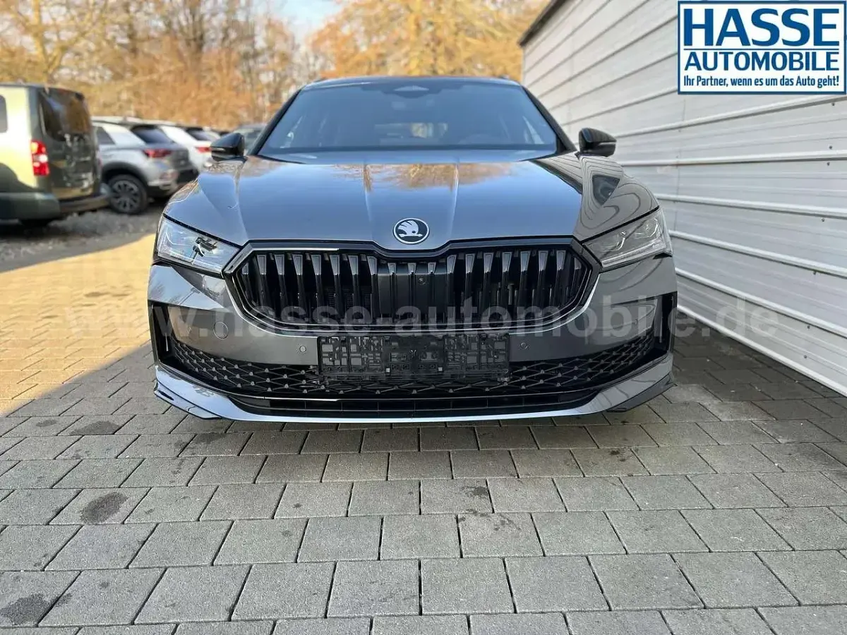 Neu Skoda Superb SportLine 265 PS (194 kW) 2026 Graphite grau metallic Kombi