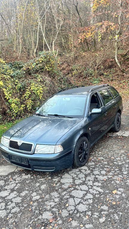 Grau Gebraucht 2006 Skoda Octavia Tour Kombi | 2.300 € (Fairer Preis) - Bild 1/4