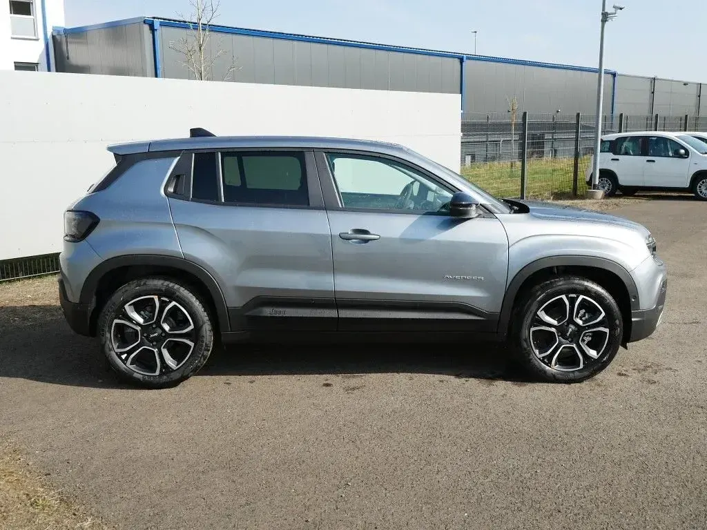 Neu Jeep Avenger Summit 110 PS (80 kW) 2025 Grau SUV