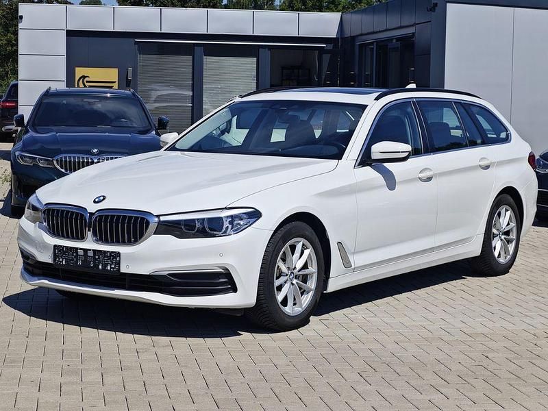 Alpinweiss iii Gebraucht 2017 BMW 520 Sport Line Kombi | 17.999 € (Guter Preis) - Bild 1/4