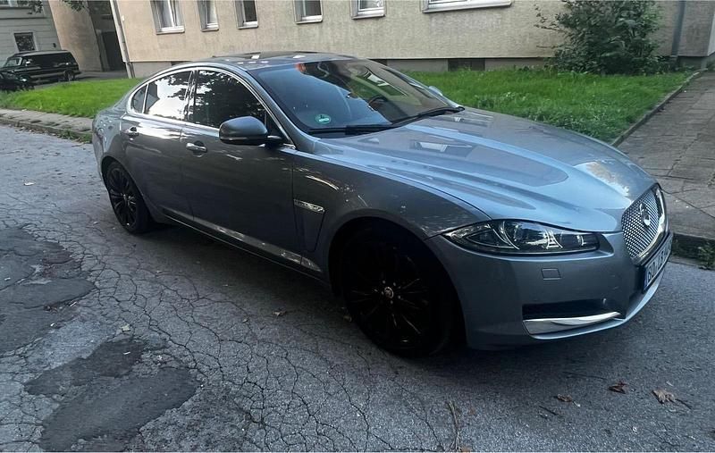 Grau Gebraucht 2014 Jaguar XF Limousine | 6.999 € - Bild 1/4