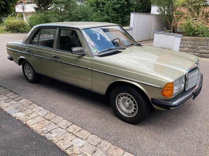 Gebraucht Mercedes E230 136 PS (100 kW) 1983 Grün Limousine