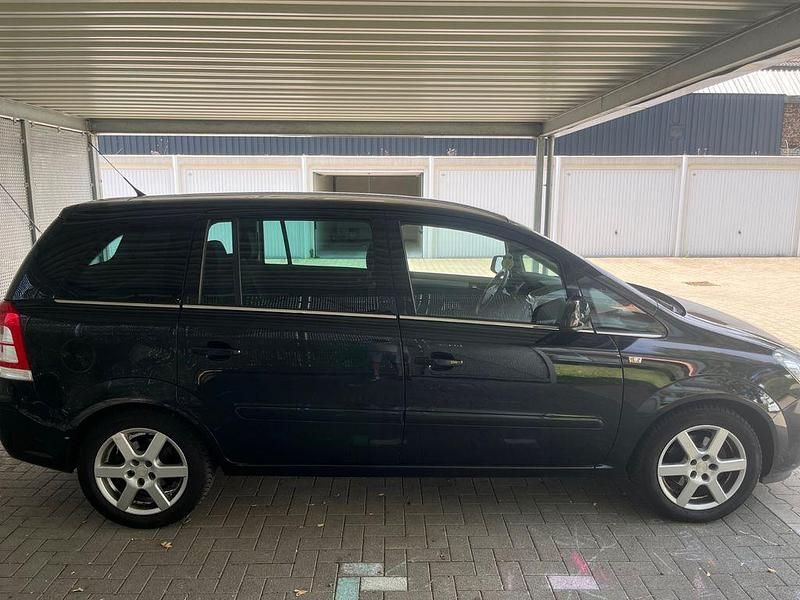 Schwarz Gebraucht 2011 Opel Zafira Family Van / Kleinbus | 3.400 € (Superpreis) - Bild 1/4