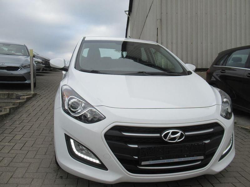 Weiß Gebraucht 2016 Hyundai i30 YES! Limousine | 10.990 € (Fairer Preis) - Bild 1/4