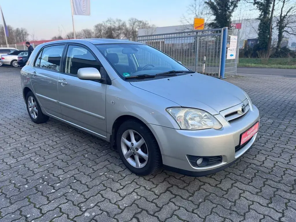 Używany Toyota Corolla Sol 97 KM (71 kW) 2005 Srebrny Sedan/Limuzyna