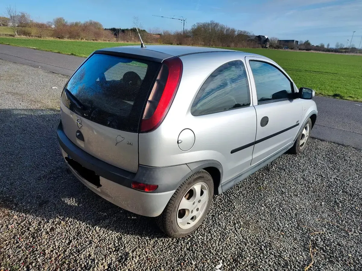 Używany Opel Corsa 90 KM (66 kW) 2002 Srebrny Hatchback
