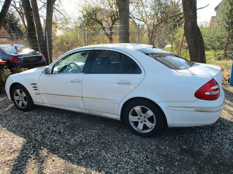 Gebraucht Mercedes E220 150 PS (110 kW) 2005 Weiß Limousine